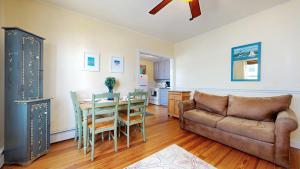 een woonkamer met een bank en een tafel bij Sandy Beach at Star Board in Surfside