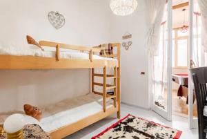 een slaapkamer met twee stapelbedden in een kamer bij Ca`del Fuin in Seregno