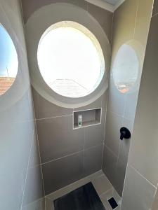 Ένα μπάνιο στο On The Moon