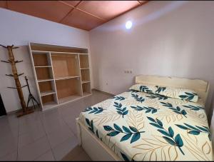 En eller flere senge i et værelse på Cool and Cosy Stay