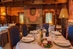
A restaurant or other place to eat at Hotel Castillo El Collado
