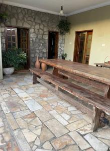 una panca di legno seduta su un patio in pietra di Casa amanhecer a Triunfo