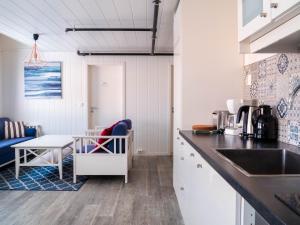 Una cocina con encimera y mesa y un tableablish en Lofoten Bed & Breakfast Reine - Rooms & Apartments, en Reine