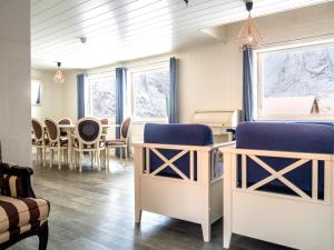 una sala de espera con una mesa y sillas en Lofoten Bed & Breakfast Reine - Rooms & Apartments, en Reine