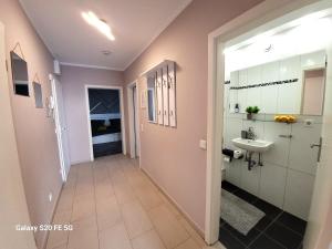 ein Flur eines Badezimmers mit Waschbecken und Toilette in der Unterkunft Große 3-Zimmer Wohnung, zentrale Lage. in Mülheim an der Ruhr