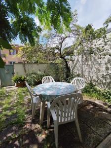 einen Tisch und zwei Stühle sowie einen Tisch und Stühle in der Unterkunft La Casa di Sandhya in Udine