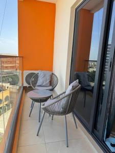 Un balcón con dos sillas y una mesa en un balcón. en Sublime T2 Lumineux et Calme, en Dakar