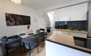 eine Küche mit einem Tisch und einigen Stühlen in einem Zimmer in der Unterkunft Le Sens - Duplex 4 pers - Love Room - Jacuzzi in Sens