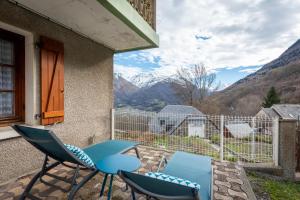 d'une terrasse avec des chaises et une vue sur les montagnes. dans l'établissement Edelweiss - Grust, Panoramique Sud, à Grust