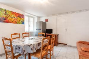 une salle à manger avec une table et des chaises dans l'établissement Edelweiss - Grust, Panoramique Sud, à Grust