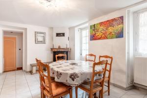 une salle à manger avec une table et des chaises et une cheminée dans l'établissement Edelweiss - Grust, Panoramique Sud, à Grust