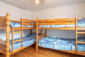 une chambre avec deux lits superposés dans l'établissement Edelweiss - Grust, Panoramique Sud, à Grust