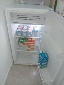 otwarta lodówka z jedzeniem wewnątrz w obiekcie Mary&Bi w mieście Scalea