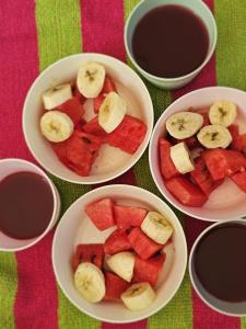 Eine Gruppe von Schüsseln mit Obst, darunter Bananen und Wassermelone. in der Unterkunft Villa Malibu in Taganga + 7 Fotos