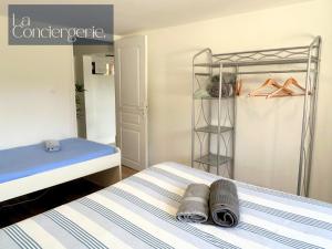 Postel nebo postele na pokoji v ubytování MOULIN#3 - 6 pers -calme-Jardin&Parking Futuroscope