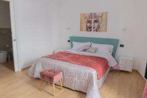 een slaapkamer met een bed met een schilderij aan de muur bij LIONS ROOMS Augusta in Augusta