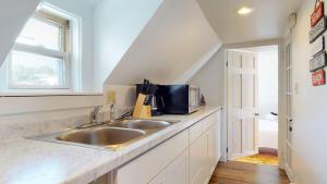 Køkken eller tekøkken på Summer by the Sea by Bayley Vacation Rentals + 56 billeder