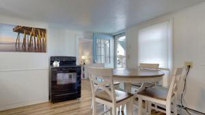 Køkken eller tekøkken på Summer by the Sea by Bayley Vacation Rentals