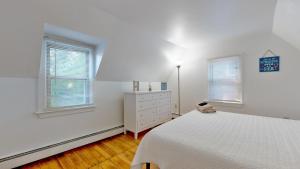 En eller flere senge i et værelse på Summer by the Sea by Bayley Vacation Rentals