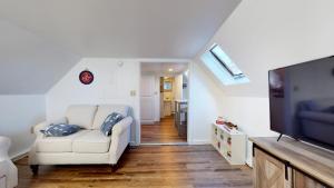 Et tv og/eller underholdning på Summer by the Sea by Bayley Vacation Rentals