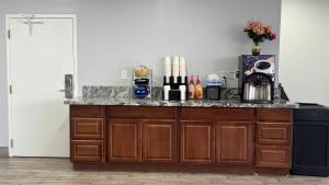 Η κουζίνα ή μικρή κουζίνα στο Red Roof Inn Hampton Coliseum