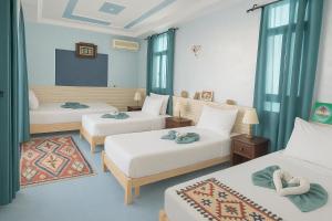 Un pat sau paturi într-o cameră la maison familiale chez Salwa