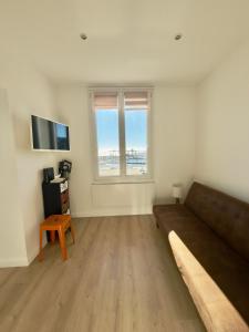 Et tv og/eller underholdning på Appartement vue mer sur le port de Sanary