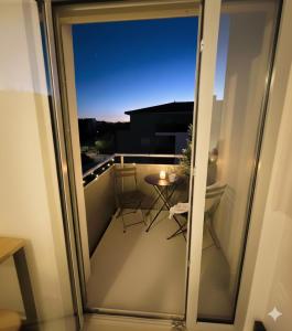 a view of a balcony with a table and chairs at Cozy studio avec balcon aux portes de Genève in Ambilly