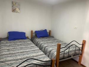 two beds sitting next to each other in a room at Alojamiento Puente Alto in Santiago