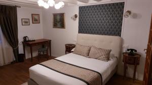 Giường trong phòng chung tại Hotel Dandy Rouen centre