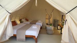 een slaapkamer met 2 bedden in een tent bij Camping&Cafe in Pattaya South