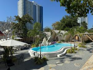 een zwembad met glijbaan in een resort bij Camping&Cafe in Pattaya South