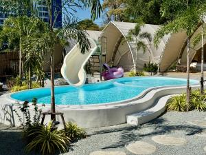 een glijbaan in een zwembad in een resort bij Camping&Cafe in Pattaya South
