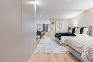 Dormitorio blanco con 2 camas y alfombra en Studio Seven - Leeds City Centre, en Central Station