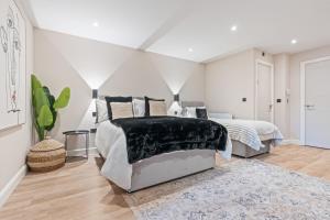 Habitación blanca con cama y alfombra en Studio Seven - Leeds City Centre, en Central Station