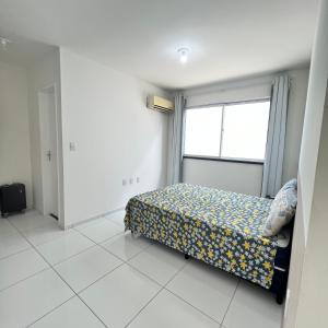 a bedroom with a bed and a window at Casa Sol Nascente in Aquiraz