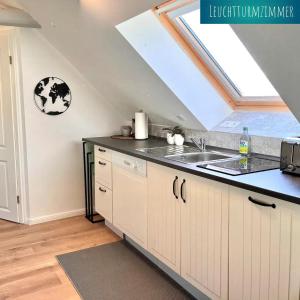 cocina con fregadero y tragaluz en Ysenberc Apartments, en Moritzburg 10 fotos más