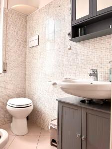 une salle de bains avec toilettes et lavabo dans l'établissement A due passi dal mare, à Montesilvano