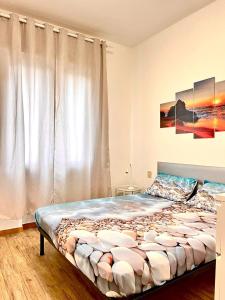 une chambre avec un grand lit devant une fenêtre dans l'établissement A due passi dal mare, à Montesilvano