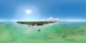 eine Insel im Ozean mit Menschen im Wasser in der Unterkunft Cabaña Cielo in Punta Allen