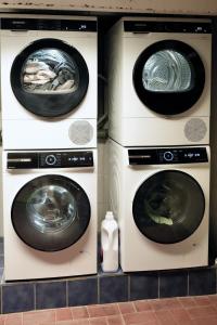 drie wasmachines op elkaar gestapeld bij Altstadt Apartment Chalet in Haltern