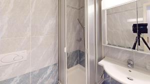 Et badeværelse på 2-Bedroom, 2-Bathroom Apartment, Parking & Lake View - Pully - CD20-3F + 11 billeder