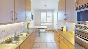 Køkken eller tekøkken på 2-Bedroom, 2-Bathroom Apartment, Parking & Lake View - Pully - CD20-3F