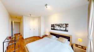 En eller flere senge i et værelse på 2-Bedroom, 2-Bathroom Apartment, Parking & Lake View - Pully - CD20-3F