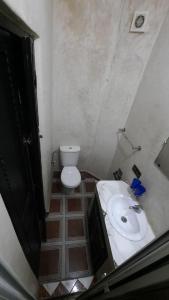 Un baño con lavabo blanco y inodoro. en Riad Des Artistes, en Oulad Akkou 7 fotos más