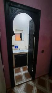 un baño con lavabo y espejo en Riad Des Artistes, en Oulad Akkou