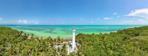 eine Luftaufnahme des Ozeans und eines Leuchtturms in der Unterkunft Cabaña Cielo in Punta Allen