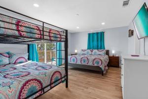 Postel nebo postele na pokoji v ubytování Heated Pool & Spa, 4min Walk To Beach - Zula Beach + 52 fotografií