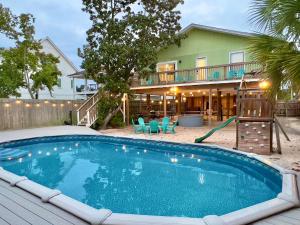 Bazén v ubytování Heated Pool & Spa, 4min Walk To Beach - Zula Beach nebo v jeho okolí