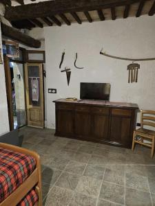 a room with a bed and a desk in a room at La Casetta nella Roccia in Torricella Peligna